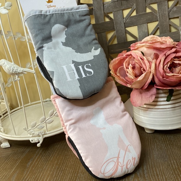 NEW! Disney Princess Cinderella & Prince Charming His & Hers Oven Mitt Set - Picture 6 of 8